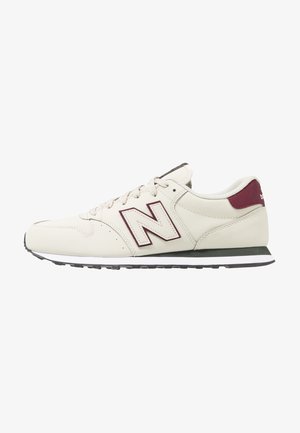 Baskets New Balance blanches et bordeaux avec lacets, semelle rembourrée et logo sur le côté, vues de profil extérieur.