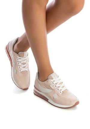 Scarpe da ginnastica rosa chiaro con dettagli bianchi, materiali morbidi in suede e mesh, punta tonda, spesse stringhe bianche e suola trasparente.