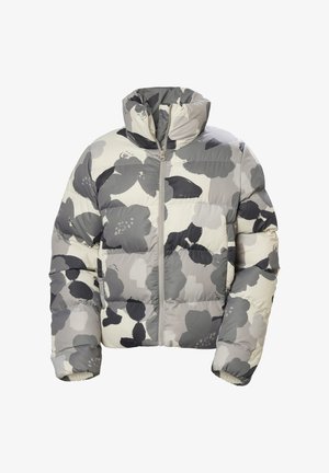 Szürke és krémszínből készült puffermellény, nagyméretű virágmintával, magas gallérral, elülső cipzárral és steppelt textúrával. Puha, szigetelt anyag.