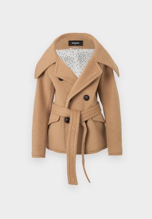 Doppelreihige Wolljacke in Kamelhaarfarbe mit breiten Revers, schwarzen Knöpfen, Bindegürtel, Klappentaschen und weißem Futter mit Sternmuster.