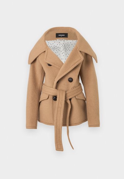 Teveszínű dupla soros gyapjúkabát széles hajtókával, fekete gombokkal, övvel, fedeles zsebekkel és fehér csillagmintás béléssel.