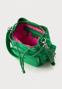 Borsa a secchiello verde in pelle con fodera trapuntata rosa, tracolla regolabile, tasca esterna con zipper e chiusura a coulisse per un accesso sicuro.