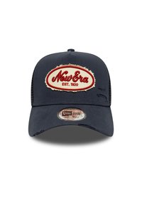 Μπλε καπέλο με στρογγυλεμένο γείσο, με λευκή και κόκκινη ετικέτα "New Era" και φθαρμένες λεπτομέρειες. Ρυθμιζόμενο κούμπωμα snapback στο πίσω μέρος.