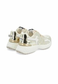 Witte en gouden sportschoenen met een bovenwerk van mesh, een ronde neus en een geprofileerde zool. Voorzien van metalen accenten en een gevoerde middenzool.