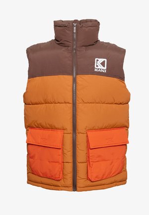 Doudoune sans manches en marron et orange, avec un col montant, deux poches à rabat à l'avant et une fermeture éclair ornée d'un logo sur le haut à gauche.