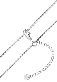 Sudraba ķēdes aproce ar gludu abstraktu aizdari un apaļu piekariņu, kurā ir teksturēta apļa etiķete uz regulējamas saites ķēdes.