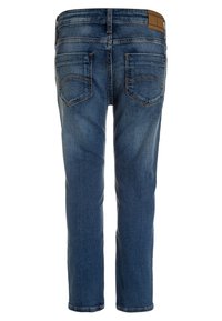 Vaqueros de mezclilla azul oscuro con corte recto, cinco bolsillos y un parche de cuero marrón en la cintura. Mínima decoloración y detalle en las costuras.