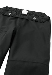 Schwarze wasserdichte Hose mit strukturiertem Finish, elastischem Taillenbund und Druckknopfverschlüssen. Verfügt über eine Seitenasche und glatte Nähte für Langlebigkeit.