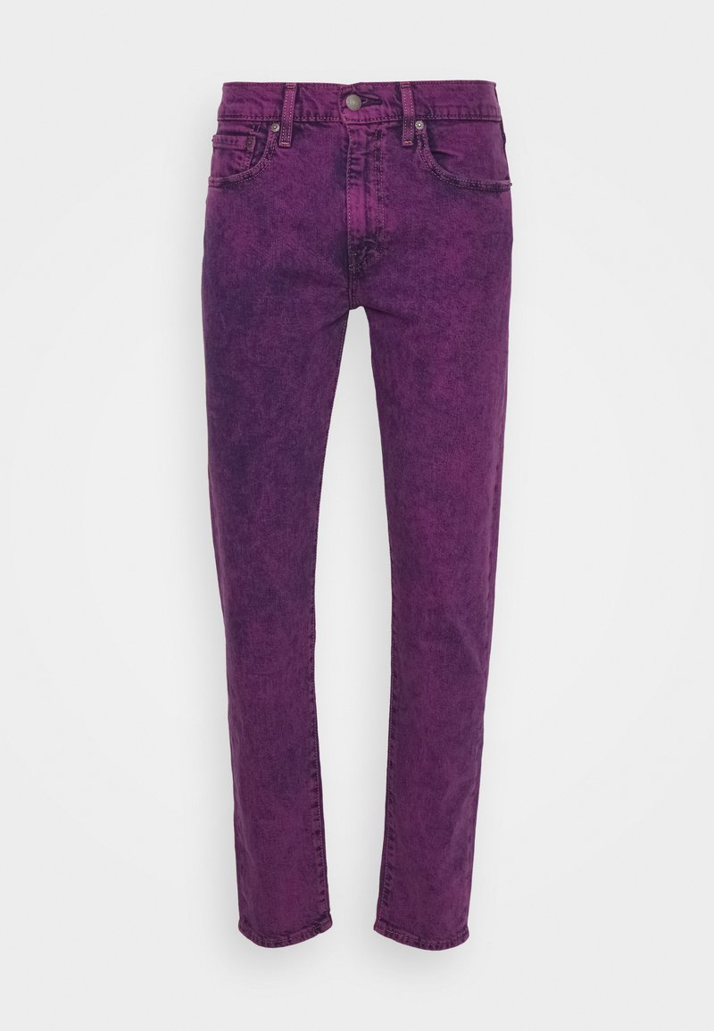 Jeans de mezclilla morados con un ajuste slim, que presentan un diseño estándar de cinco bolsillos, presillas para cinturón y un cierre de botón en la cintura.
