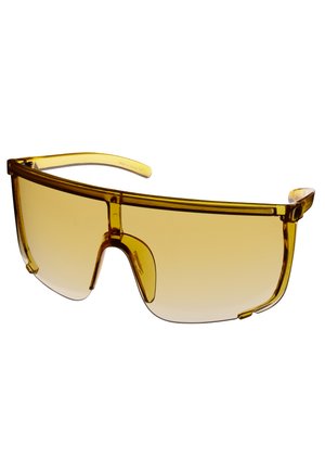Gafas de sol con tinte amarillo y diseño envolvente, fabricadas en plástico transparente, con una textura suave y mínimos acentos de hardware.