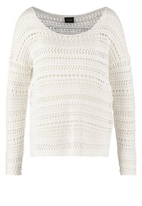 Pull en crochet blanc avec des manches longues, un décolleté large, des motifs texturés et une coupe décontractée. Le design comprend des sections en maille ouverte.
