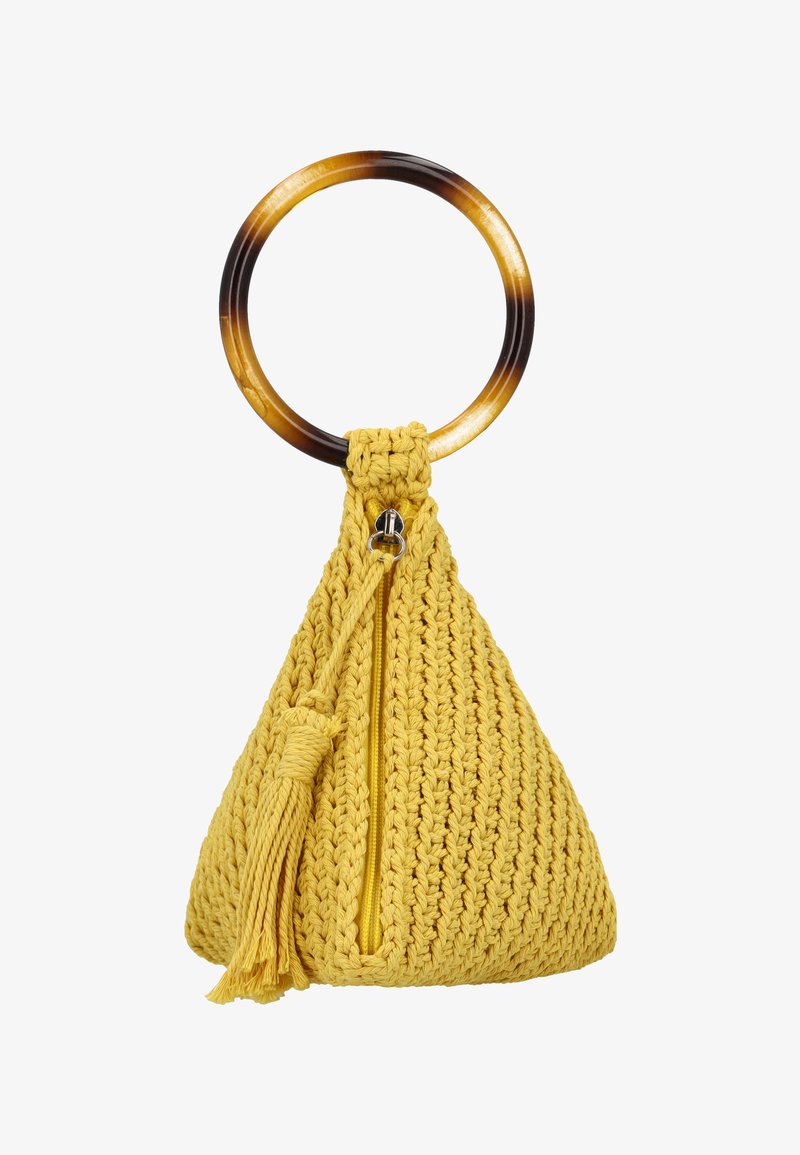 Žlutá háčkovaná kabelka v trojúhelníkovém tvaru, s hladkým hnědým akrylovým kolečkovým držadlem, zapínáním na zip a střapcovým detailem.
