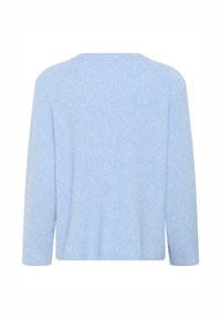 Gaiši zils ribots džemperis ar garām piedurknēm un noapaļotu kakla līniju, ar strukturētu adījuma rakstu. Rādīta aizmugurējā perspektīva.