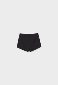 Shorts noirs en tissu tissé, pr ésentant une coupe ajustée, un devant plat et un ourlet incliné. Style minimaliste sans motifs ni accessoires visibles.