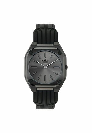 Montre-bracelet noire à cadran carré avec un bracelet en silicone strié, cadran minimaliste, logo Adidas et aiguilles des heures et des minutes argentées.