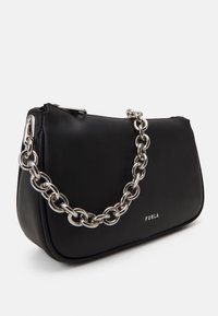 Sac à bandoulière en cuir noir avec une sangle chaîne argentée, fermeture éclair, et un design minimaliste avec un logo de marque subtil embossé à l'avant.