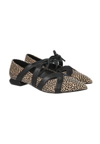 Bailarinas de estampado de leopardo con puntera afilada, tiras de cuero negro y un pequeño tacón cuadrado. Presentan un diseño de cordones con tiras cruzadas.