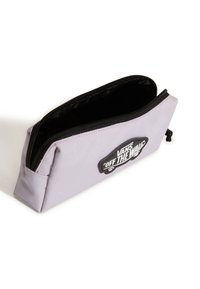 Estuche de lápices Vans en tela lavanda con cremallera negra, que presenta un destacado parche de logo negro con texto blanco. Forma rectangular, diseño resistente.
