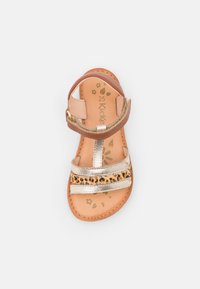 Sandalia de piel marrón con tiras de estampado de leopardo y doradas, hebilla ajustable en el tobillo y plantilla acolchada con un patrón floral. Talla 25.