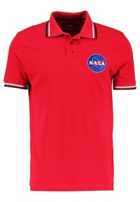 Polo rouge à manches courtes avec col et poignets rayés noir et blanc, avec un écusson du logo bleu de la NASA sur la poitrine gauche.