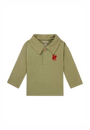 Olivgrünes Langarm-Polohemd mit Kragen, einem Holzknopf und roten gestickten Details auf der Brust. Weiches Baumwollmaterial.