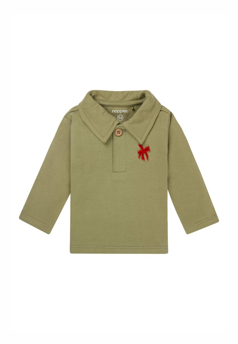 Oliwkowa, długosleeveowa koszulka polo z kołnierzykiem, pojedynczym drewnianym guzikiem i czerwonym haftem na klatce piersiowej. Miękki, bawełniany materiał.
