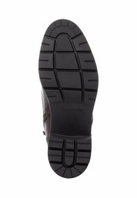 Semelle en caoutchouc noir d'une chaussure avec un motif texturé et des rainures. Couture latérale et logo visibles sur le dessus. Taille 37 indiquée.