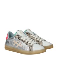 Zilveren sneakers van gemengde materialen, met een luipaardprint, witte accenten en een roze hak. Textuur oppervlak met roomkleurige veters en een doorschijnende zool.