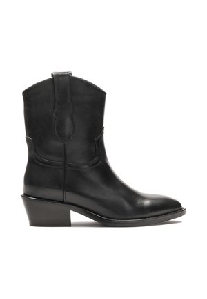 Botas de vaquero de cuero negro con punta afilada, tacón moderado y detalles de costura elevada a lo largo del caña y los lados.