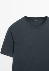 Mørkegrå bomulds-T-shirt med korte ærmer, rund halsudskæring og blød tekstur. Label indeni nakken med teksten "Massimo Dutti".