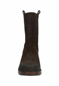 Botte de cheville en daim marron avec un bout arrondi, design à enfiler, et languettes sur le collier. Présente une finition texturée et une semelle robuste.