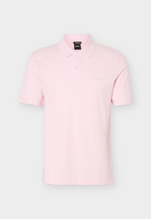 Svetlo roza polo majica s kratkimi rokavi, ovratnikom, dvema gumboma in subtilnim logotipom "BOSS" na levi strani prsi.