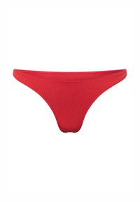 Tanga rouge en tissu de coton lisse, avec un design minimaliste, une ceinture étroite et une construction sans coutures.