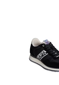 Zapatilla negra con parte superior texturizada, que presenta una banda con logotipo blanco, cordones y una suela de goma. El interior tiene un suave forro acolchado.