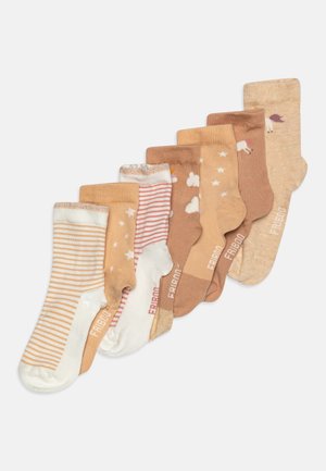 Sett med åtte par ankelstrømper i beige og brune nyanser, med striper og sky-mønstre. Inkluderer ulike teksturer og ribbete topper.