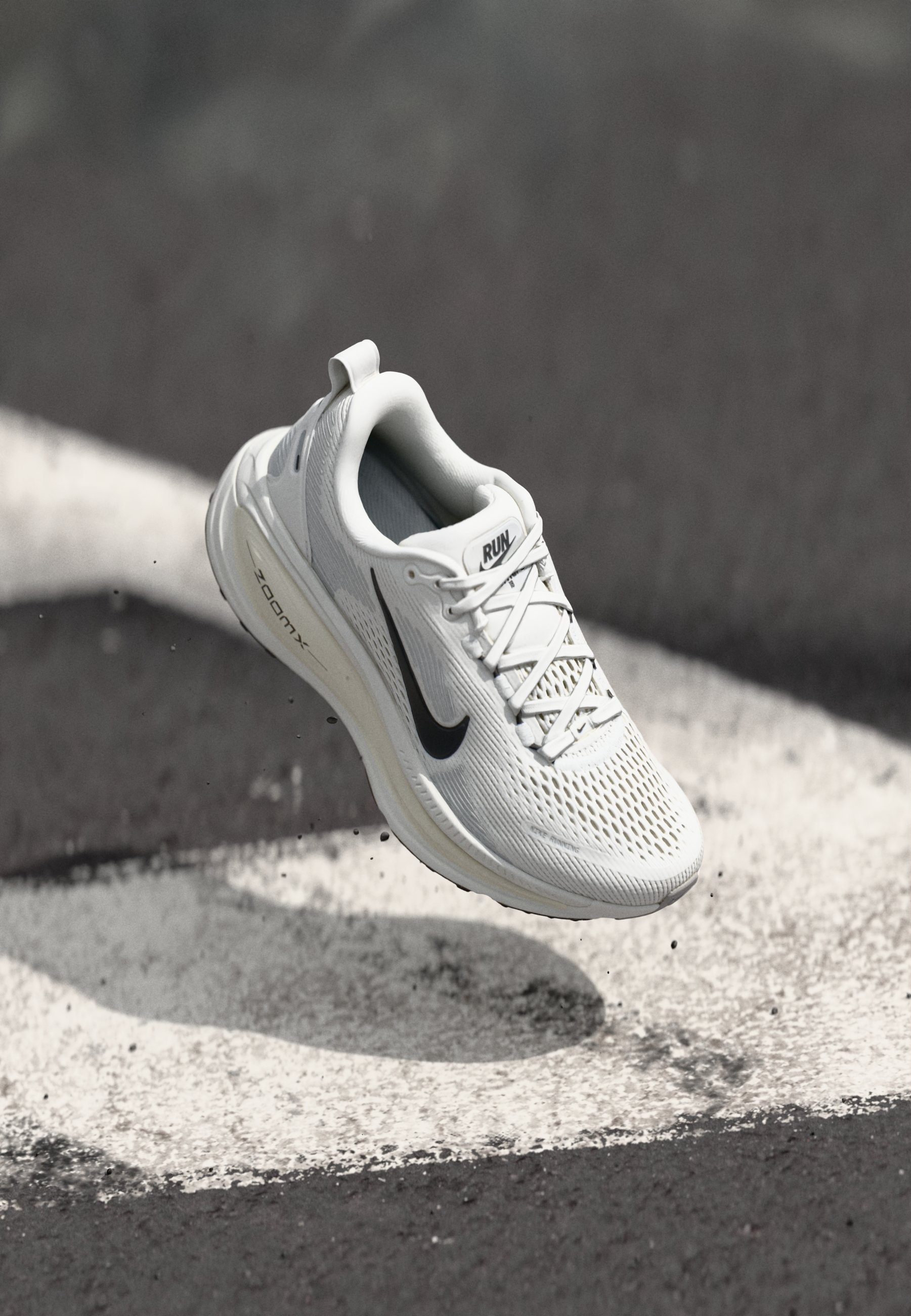 Nike Performance VOMERO 18 - Maanteejooksu jalatsid - summit