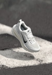 Nike Performance VOMERO 18 - Tenisice za cestovno trčanje - summit white/black/coconut milk