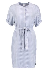 Sukienka koszulowa z niebiesko-białymi paskami, z krótkimi, podwiniętymi rękawami, z paskiem w talii i długości do kolan. Lekka tkanina.