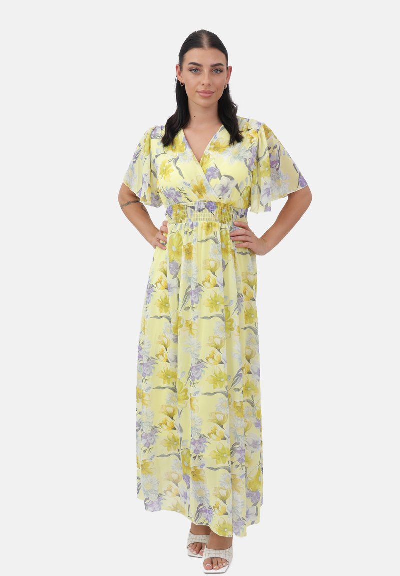 Maxi kjole i gul med blomsterprint i lilla og hvid. Den har en omslagsdesign, korte flæseærmer og en smocked talje.