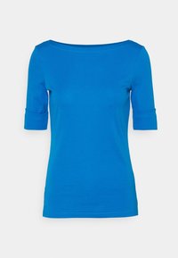 Camiseta azul ajustada hecha de algodón suave, con escote barco y mangas cortas enrolladas. Sin patrones ni acentos.