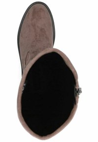 Bottine en daim marron à texture lisse, avec un bout arrondi et une semelle en caoutchouc noire, dotée d'une fermeture éclair latérale et d'un dessus ouvert.