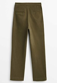 Pantalon droit vert olive avec une ceinture plate et deux poches passepoilées horizontales à l'arrière.