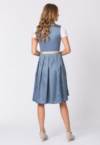 Blau karierter Kleid mit tailliertem Oberteil, plissiertem Rock und einem hellbeigen Gürtel. Inklusive einer weißen Bluse mit Spitzenakzenten. Midi-Länge.