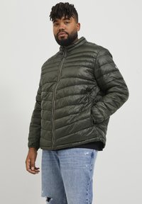 Jack & Jones JJEHERO PUFFER COLLAR - Chaqueta de entretiempo - olive