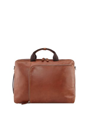 Maletín de cuero marrón con dos asas oscuras, bolsillo frontal con cremallera y tiradores plateados sobre un fondo blanco.