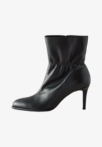 Selezionato, black leather
