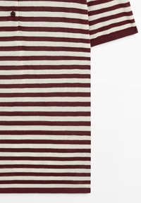 Kurzärmeliges Strickshirt mit horizontalen bordeauxroten und weißen Streifen, ausgestattet mit teilweiser Knopfleiste und gerippten Ärmelbündchen.