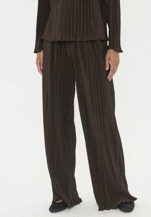 Top marrón con pliegues y pantalones anchos a juego, con una tela texturizada que presenta sutiles ondas, dobladillo con forma de concha y un ajuste relajado.