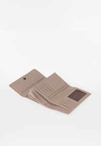 Beige leren portemonnee met een druksluiting. Beschikt over meerdere kaartsleuven, een transparante ID-venster en een gestructureerd patroon aan de binnenzijde.