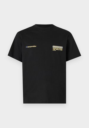 Schwarzes kurzärmliges T-Shirt mit kleinen gelben Textlogos „Incorporation“ auf der linken Brust und „Replay Inc Engineered Works“ auf der rechten Brust.